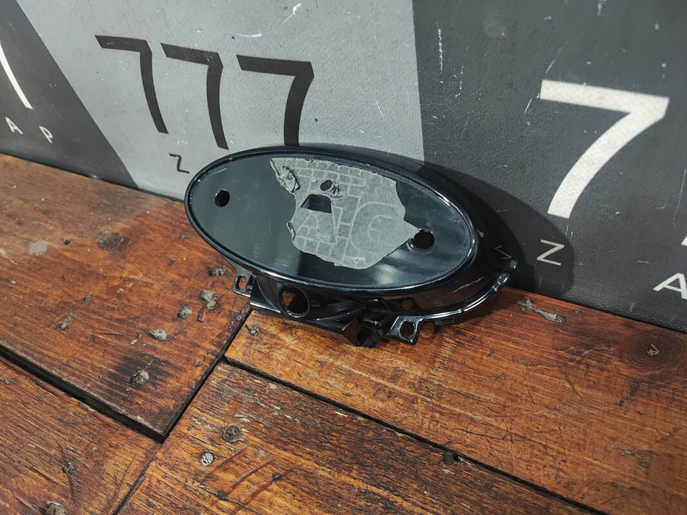 Накладка крышки багажника под эмблему и камеру JAC J7 20-нв Б/У Оригинал 5705200U7300