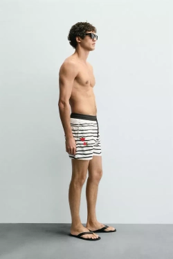 ZARA ПЛАВКИ С ПРИНТОМ СРЕДНЕЙ ДЛИНЫ © OTIS KWAME KYE QUAICOE, ЧЕРНЫЙ/БЕЛЫЙ