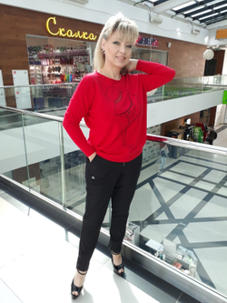 Тонкий джемпер с изображением модницы в шляпке