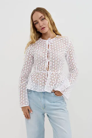 Блуза из шитья на завязках с баской белого цвета