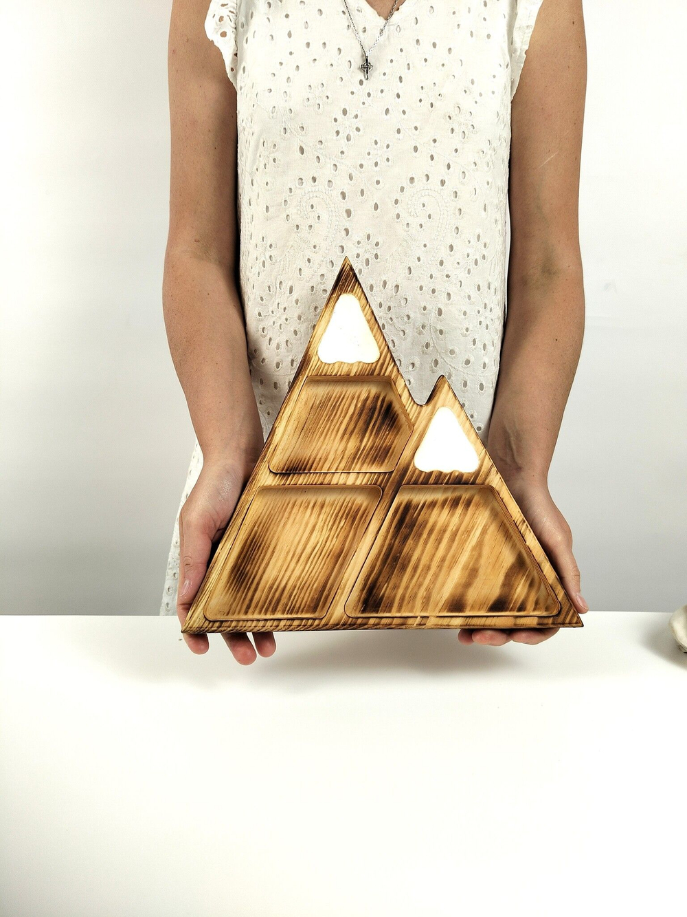 Деревянная менажница из кедра с эпоксидной смолой