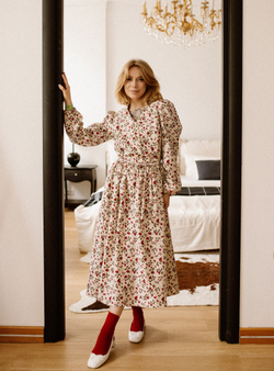 Платье с воротником стойкой