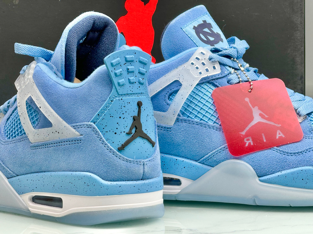 Air Jordan 4 UNC