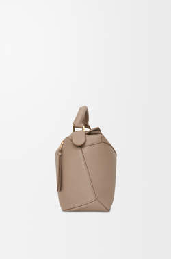 Loewe Сумка среднего размера Puzzle Edge из мягкой зернистой телячьей кожи, песочный