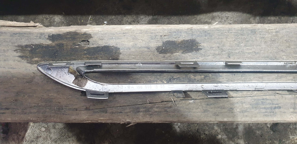 Молдинг решетки радиатора левый верхний Mercedes ML GLE (W166) 15-18 Б/У Оригинал A1668881585
