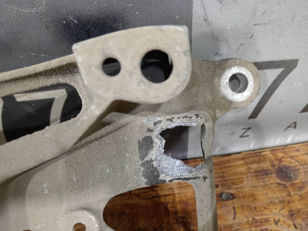 Кронштейн КПП траверса Audi A4 (B9) 15-нв Б/У Оригинал 8W0399262AP