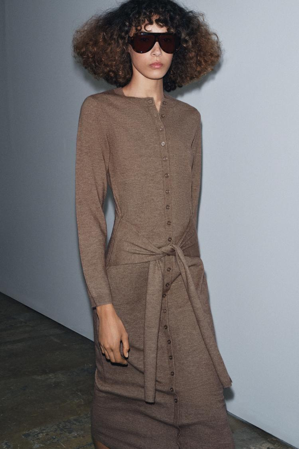 ZARA ТРИКОТАЖНОЕ ПЛАТЬЕ МИДИ С ПОЯСОМ, СЕРОВАТО-КОРИЧНЕВЫЙ