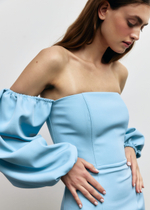 Голубое платье с открытыми плечами