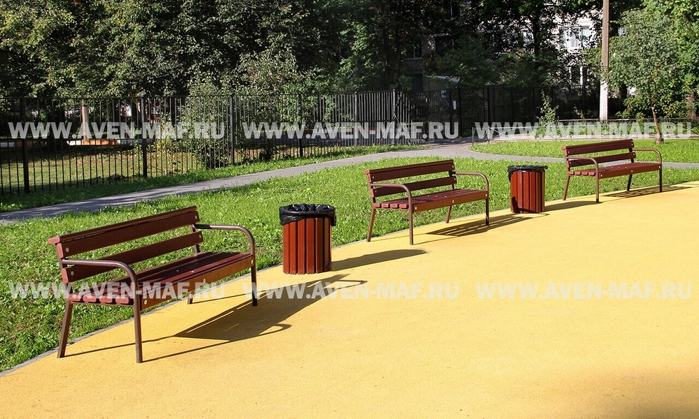 Скамейка на металлическом каркасе