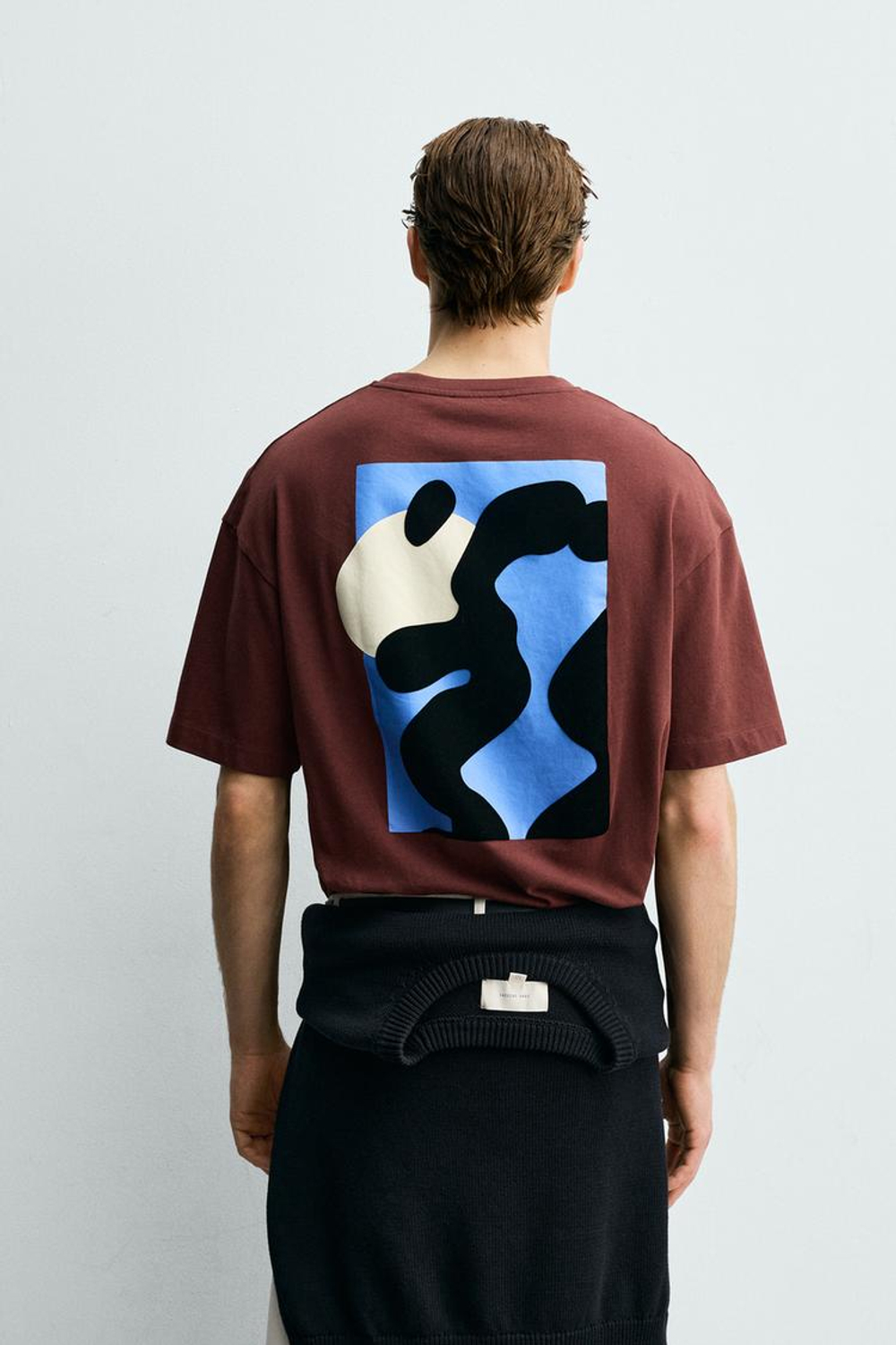 ZARA ФУТБОЛКА RELAXED FIT С ФЛОКИРОВАННЫМ ПРИНТОМ, ГРАНАТОВЫЙ