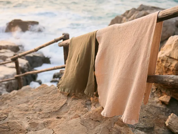 Полотенце банное из умягченной вафли кремового цвета из коллекции essential, 70x140 см