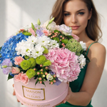 Стильная композиция из летних и сезонных цветов в розовой коробке "Maison des fleurs"