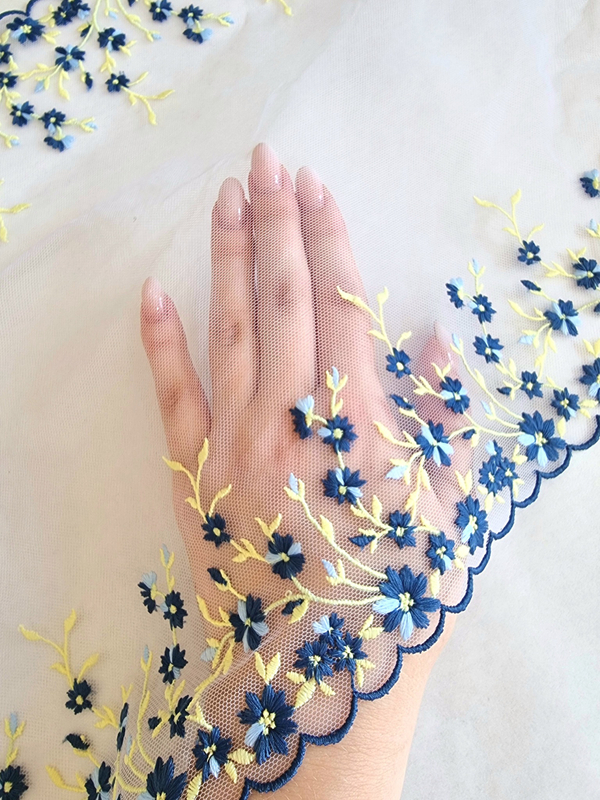 Вышивка на сетке синие и жёлтые цветы на белом К594