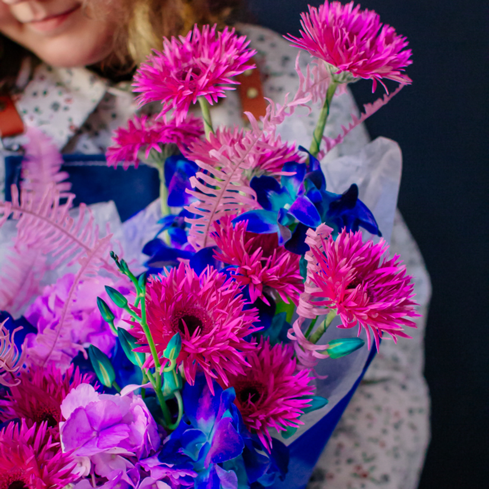 29. Неоновый авторский букет с гермини и орхидеей