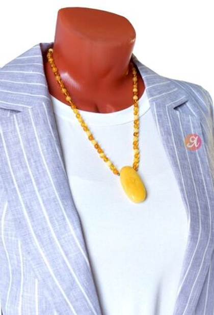 Колье с кулоном из природного янтаря