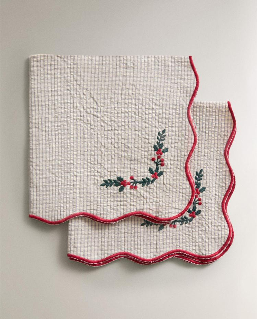 ZARA HOME КУХОННЫЕ ПОЛОТЕНЦА С РОЖДЕСТВЕНСКОЙ ВЫШИВКОЙ И КОНТРАСТНОЙ ОТДЕЛКОЙ (НАБОР ИЗ 2 ШТ.), КРАСНЫЙ