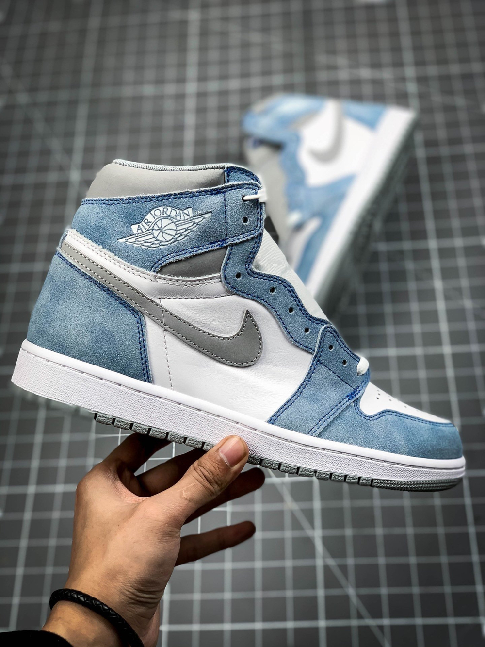 AIR JORDAN 1 RETRO HIGH OG HYPER ROYAL/LIGHT SMOKE GREY/WHITE