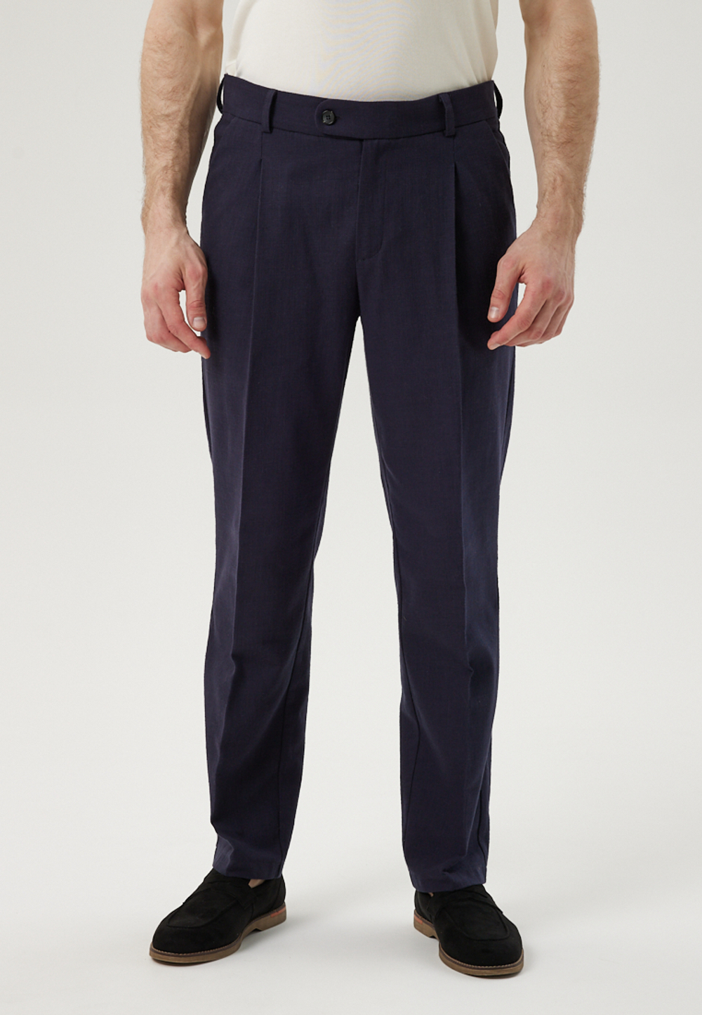 Брюки из хлопка с защипами синего цвета