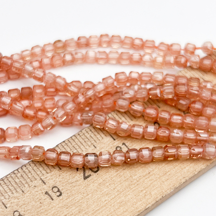 Фианит Куб бусины (кубический цирконий), цвет персиковый, размер около 3 мм, цена за отрезок 17-18 см (1/2 нити)