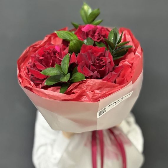 Букет из 3 французских роз с рускусом