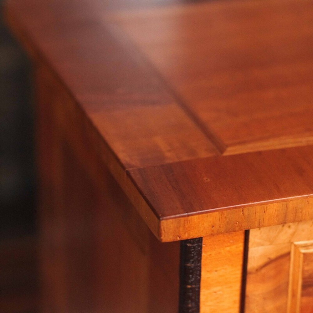 Комод с инкрустацией