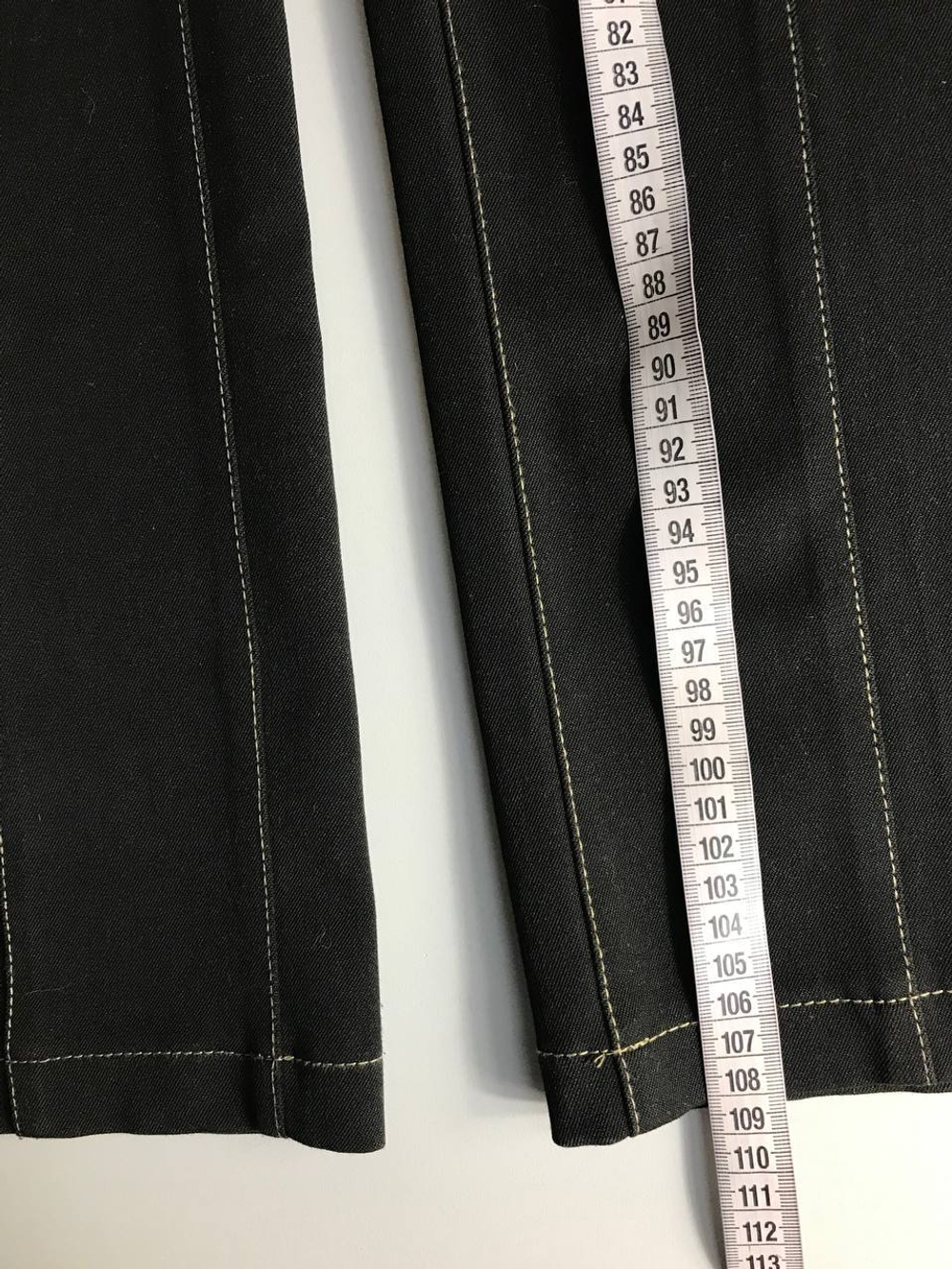 Брюки с контрастной строчкой, которая визуально вытянет силуэт 48 размер