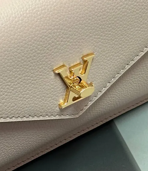 Сумка Louis Vuitton Mylockme Chain кремовый