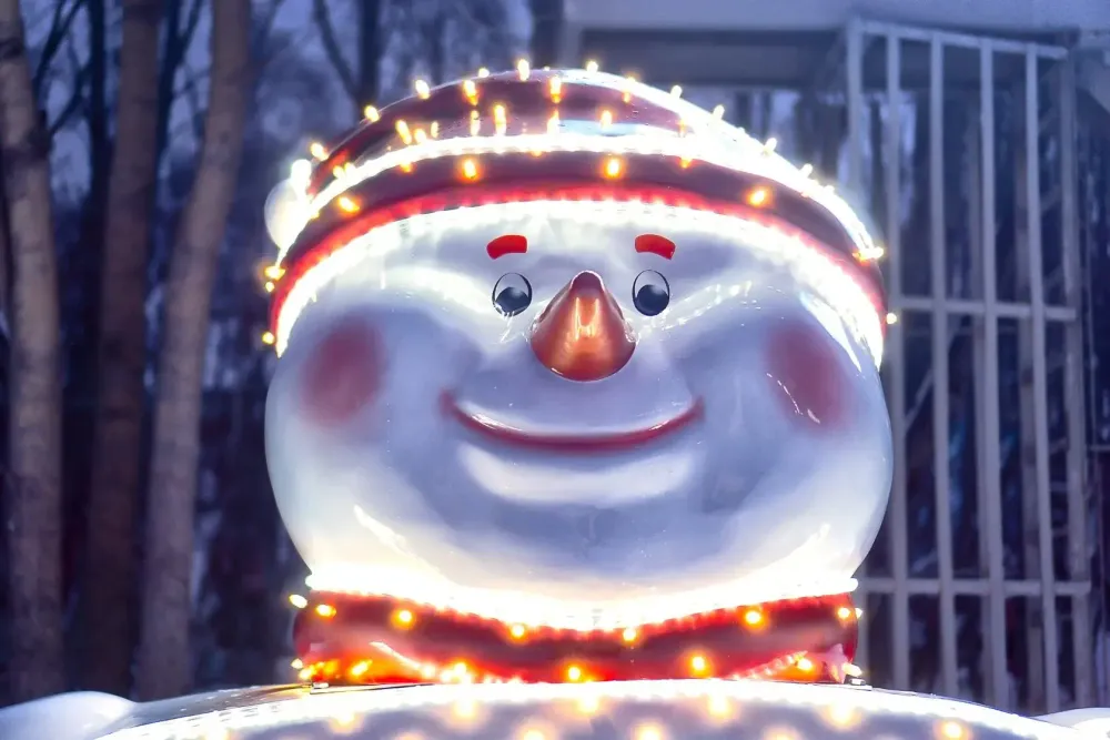 Новогодняя скамейка "Снеговик Чарли"