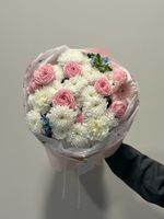 Букет из кустовых пионовидных роз, оксипеталума, минигерберы и хризантемы