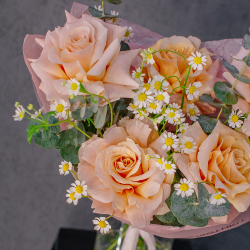 179. Нежный тёплый букет с французской розой и ромашками