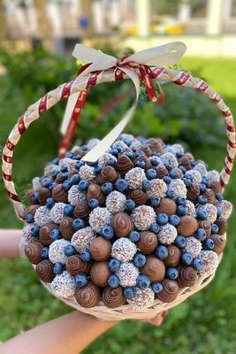 Корзина с клубникой в шоколаде "Райское наслаждение"