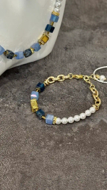 Колье асимметричное с белым жемчугом, гематитом, голуб., синими кубиками Swarovski, золото