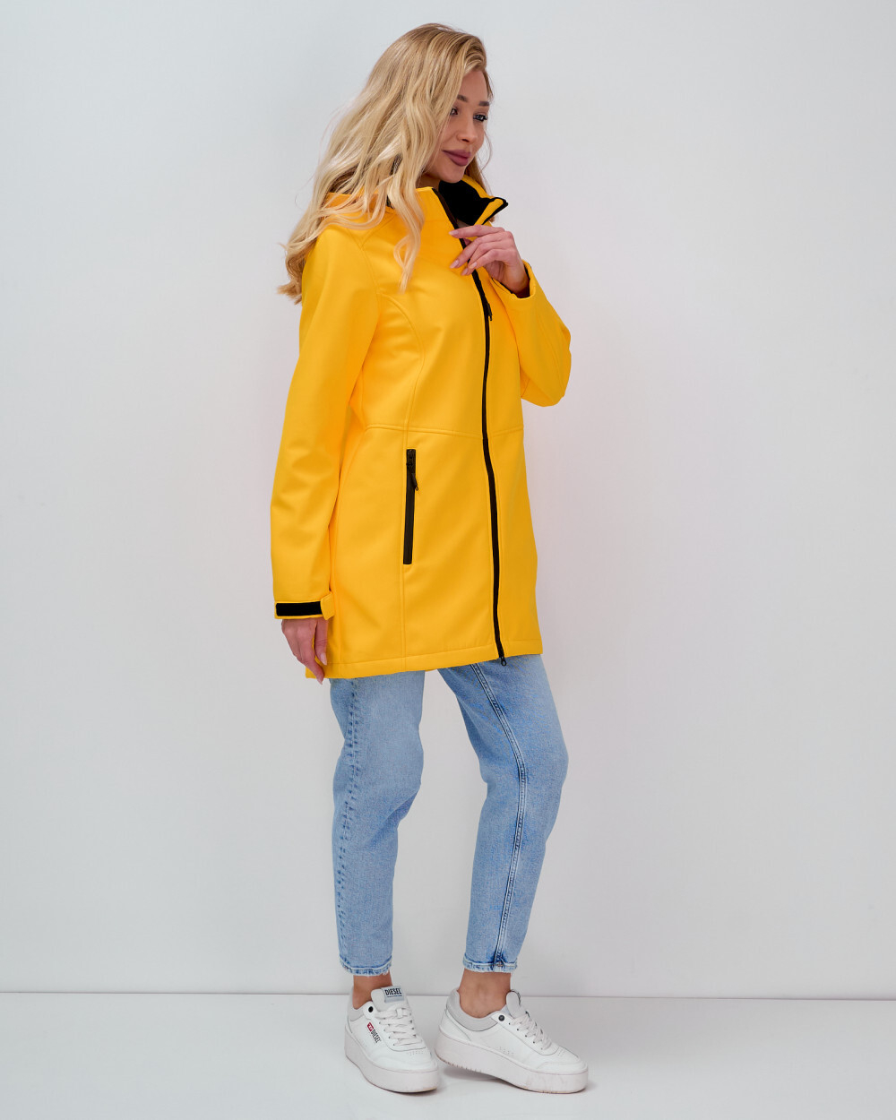 Парка спортивная женская с капюшоном softshell желтого цвета 9568J