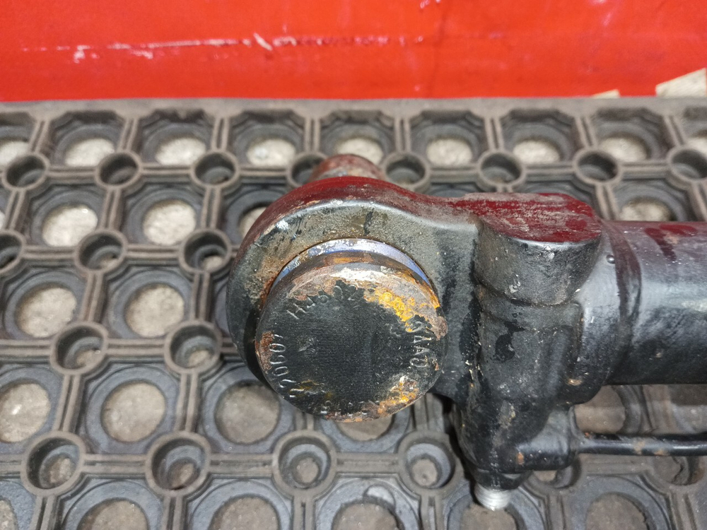 Цилиндр подъема кабины левый 2023г.