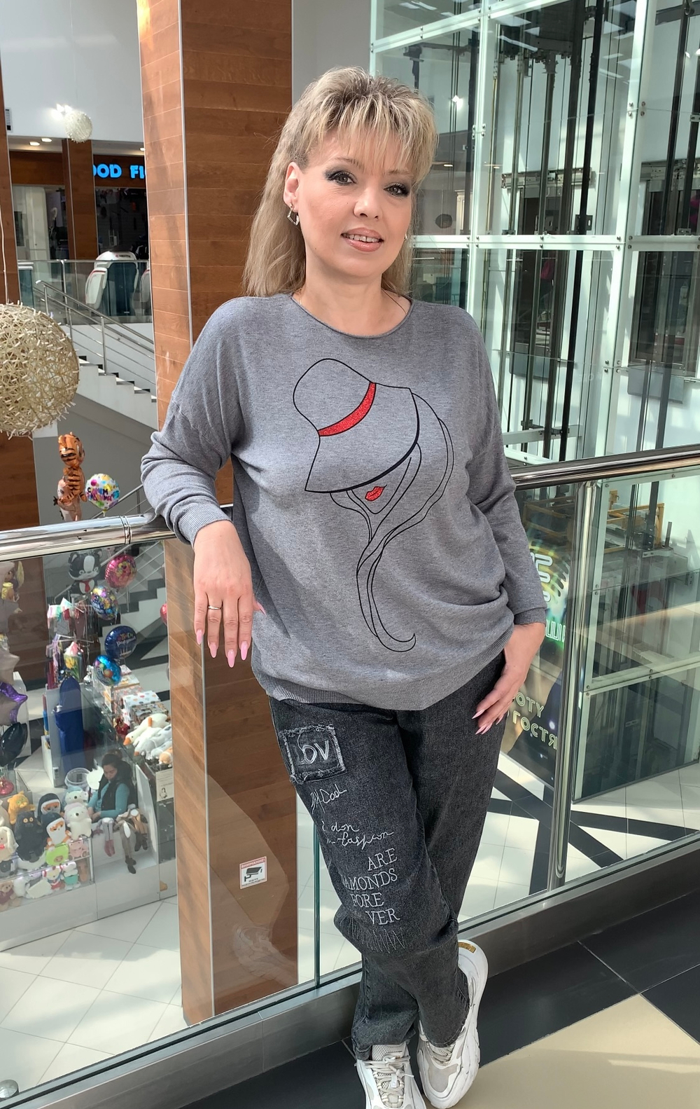 Тонкий джемпер с изображением модницы в шляпке