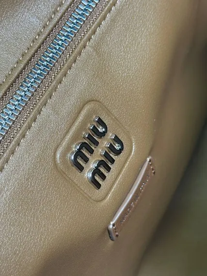 Женская сумка MIU MIU Pocket с верхней ручкой из кожи nappa, коричневая