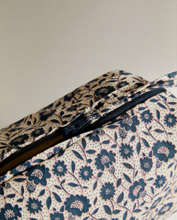 ZARA HOME ДЕТСКАЯ ХЛОПКОВАЯ КОСМЕТИЧКА С ЦВЕТОЧНЫМ ПРИНТОМ, СИНИЙ