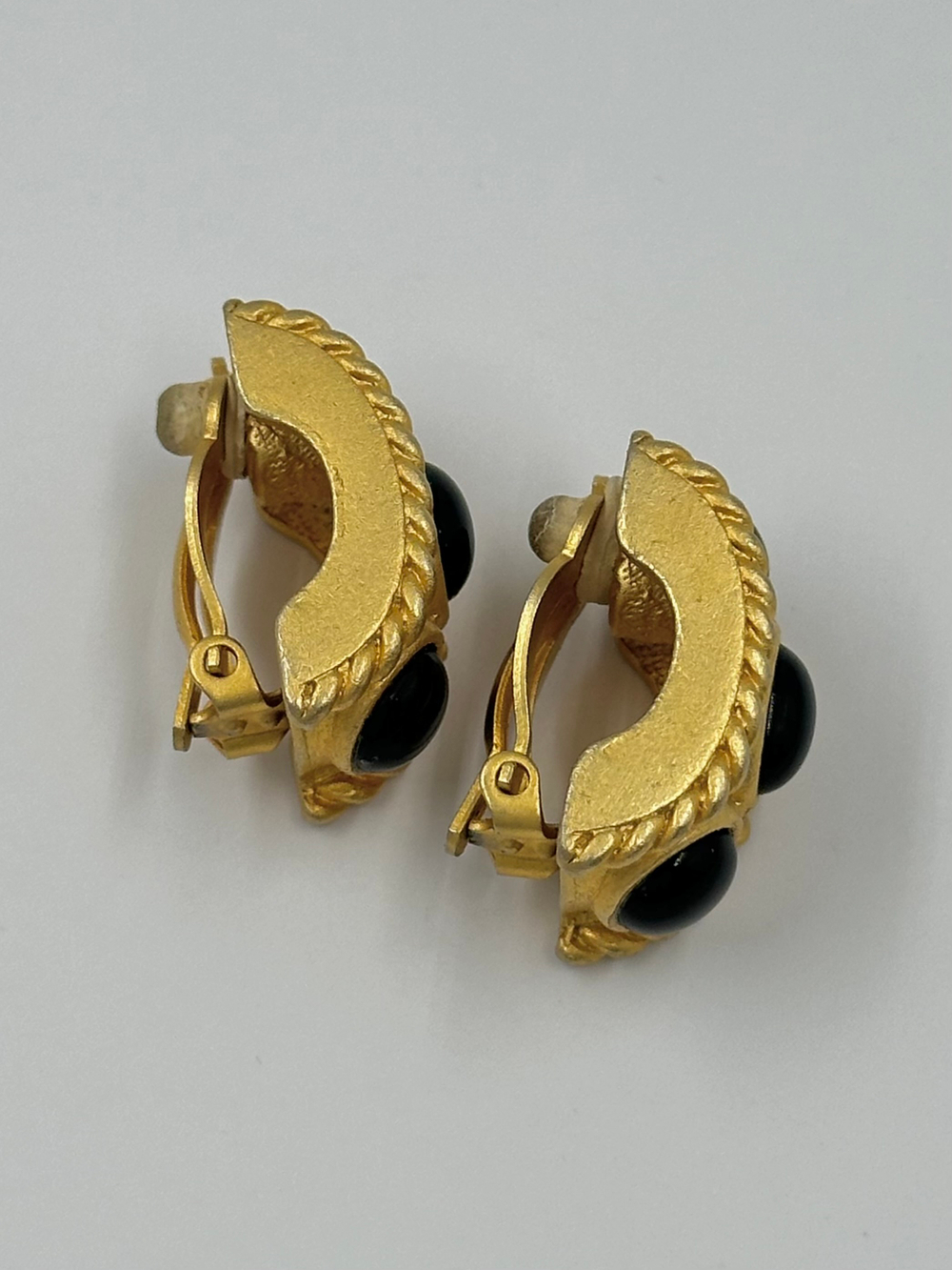 Клипсы с чёрными кабошонами