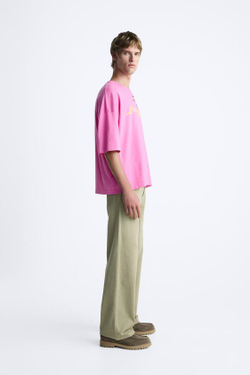 ZARA ФУТБОЛКА ИЗ ТКАНИ С ЭФФЕКТОМ ПОТЕРТОСТИ С ПРИНТОМ, НЕОНОВЫЙ РОЗОВЫЙ