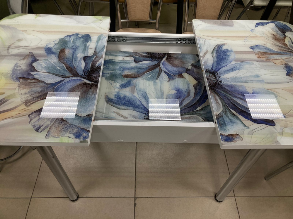 Стол разд Стеклянный подстолье прямое хром Царг.пояс белый Ст-ца акварель цветы (белая) ф/п