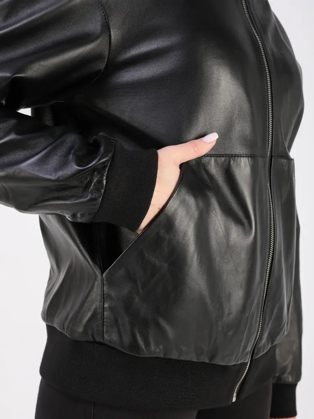 Кожаная куртка демисезонная с капюшоном