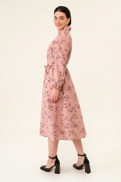 Платье с воротником стойкой