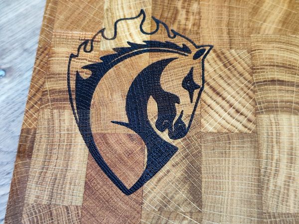 Лазерная гравировка на торцевых разделочных досках Лазерная гравировка на торцевых разделочных досках