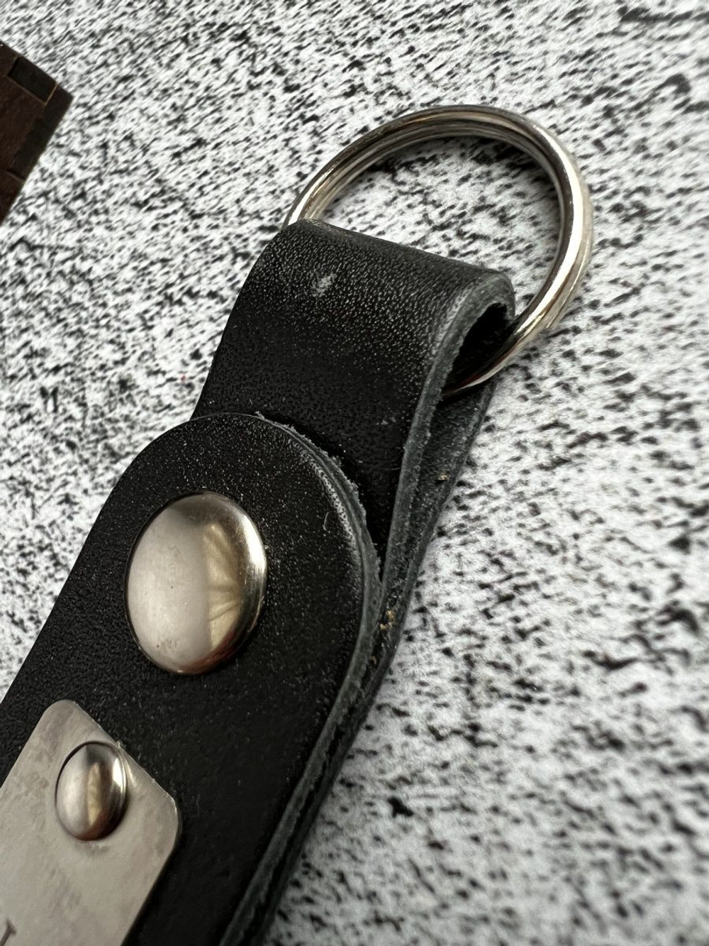 Брелок кожаный на ключи с гравировкой