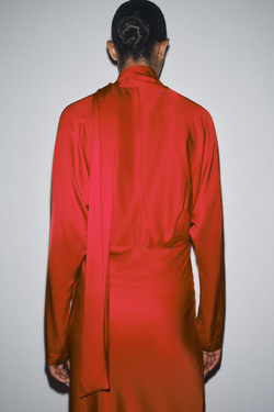 ZARA АТЛАСНОЕ ПЛАТЬЕ С РУКАВАМИ «ЛЕТУЧАЯ МЫШЬ» И ПЛАТКОМ, КРАСНЫЙ