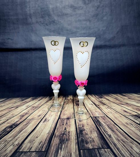 Свадебные бокалы , белые с сердцем и цветочками на ножке