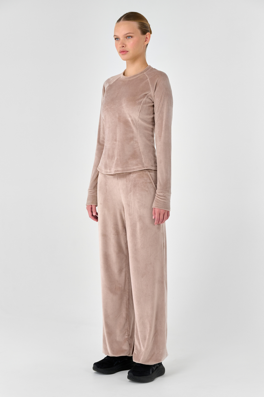 Лонгслив велюровый приталенный с рельефом