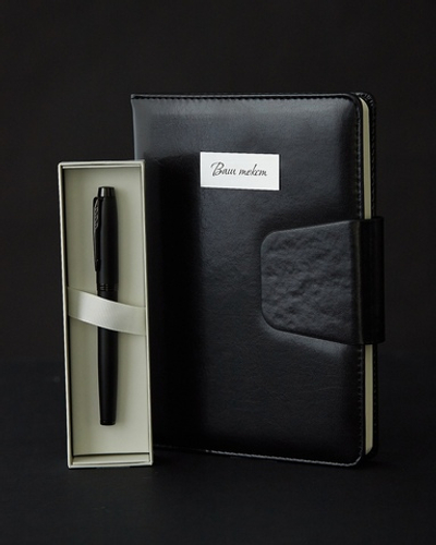 Набор с гравировкой: Ежедневник недатированный и ручка роллер Parker IM Achromatic Matte Black (черн