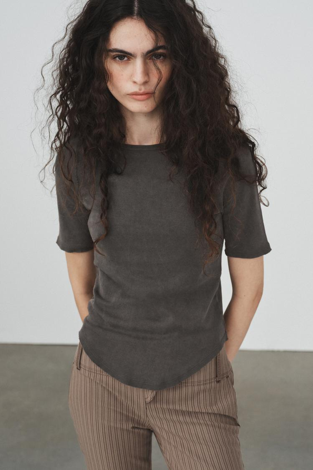 ZARA ФУТБОЛКА С ЭФФЕКТОМ ПОТЕРТОСТИ, УГОЛЬНЫЙ