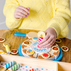 Spin Master 93611 20155234 — Игровой набор Melissa & Doug деревянный праздничный торт с 33 аксессуарами — фото 9